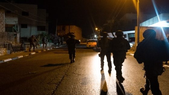 الاحتلال يعتقل شابين وينكل بآخرين في ضاحية ذنابة شرق طولكرم