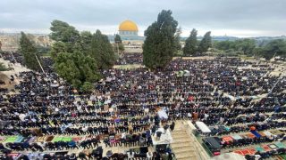 90 ألف مصل يؤدون صلاة الجمعة الأولى من شهر رمضان في الأقصى