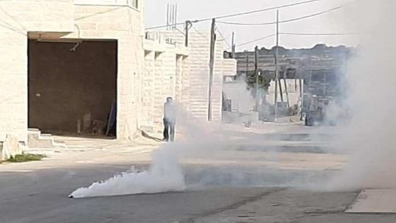 اعتقال شاب وإصابات بالاختناق في بيت أمر
