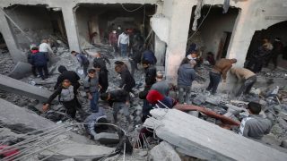 شهداء بينهم صحفي جراء تواصل الغارات بغزة واستهداف مركز نزوح بالنصيرات