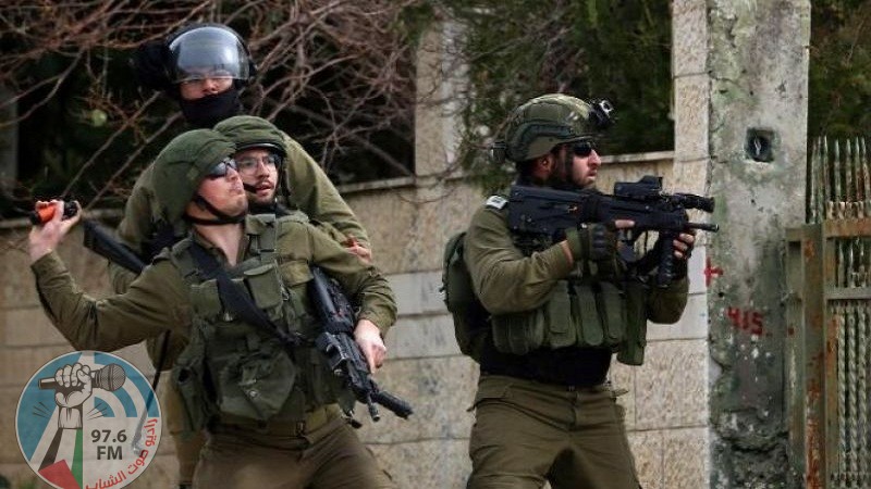 الهلال الأحمر: إصابة شاب برصاص الاحتلال في الرام شمال القدس المحتلة