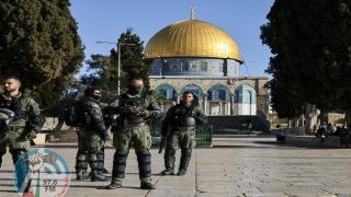الاحتلال يبعد موظفا في الأوقاف عن الأقصى لشهرين