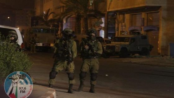 الاحتلال يعتقل 12 مواطنا من مدينة الخليل غالبيتهم أسرى محررون