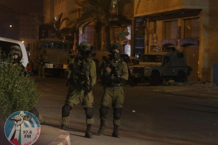 الاحتلال يعتقل 12 مواطنا من مدينة الخليل غالبيتهم أسرى محررون