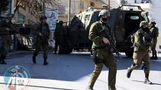 الاحتلال يعتقل سبعة مواطنين من الخليل