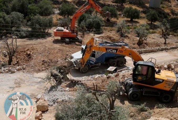 الاحتلال يواصل تجريف أراضٍ واقتلاع أشجار زيتون غرب سلفيت
