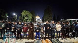 60 ألفا يؤدون صلاتي العشاء والتراويح في رحاب المسجد الأقصى المبارك