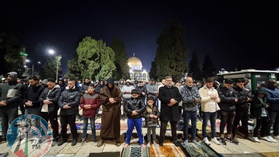 60 ألفا يؤدون صلاتي العشاء والتراويح في رحاب المسجد الأقصى المبارك