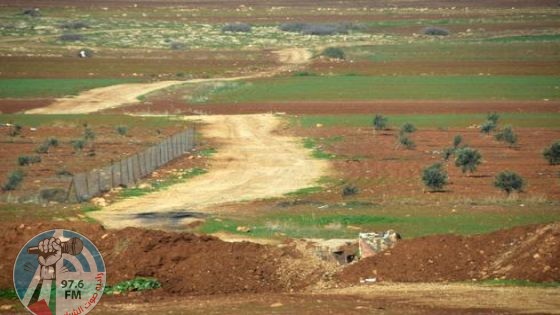مستعمرون يعبدون الطريق الواصلة إلى عين الساكوت في الأغوار الشمالية