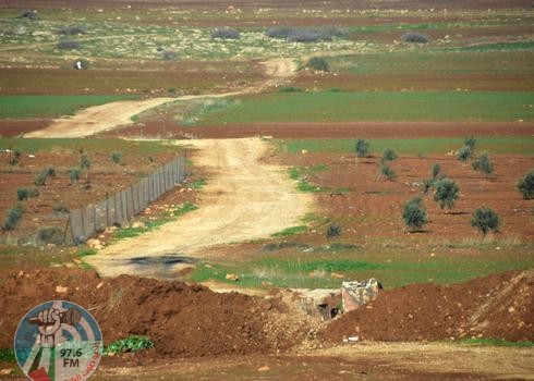 مستعمرون يعبدون الطريق الواصلة إلى عين الساكوت في الأغوار الشمالية