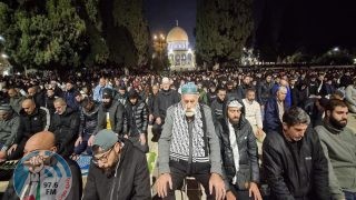 80 ألفا يؤدون صلاتي العشاء والتراويح في المسجد الأقصى