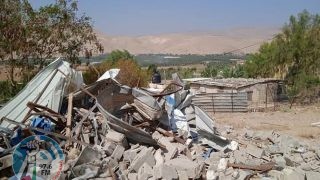 الاحتلال يهدم خمس منشآت سكنية و7 بركسات في خربة الطويل جنوب نابلس