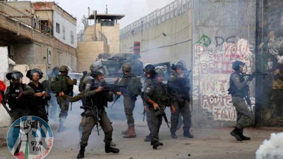 الاحتلال يصيب شابا بقنبلة غاز في رأسه ببلدة الرام شمال القدس
