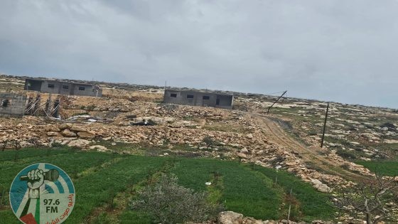 مستعمرون يهاجمون عمال وجيش الاحتلال يستولى على معداتهم ورافعة