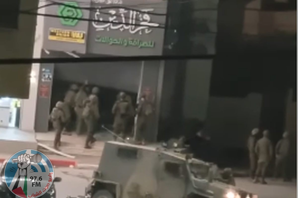 الاحتلال يداهم محل صرافة في بلدة عتيل شمال طولكرم