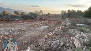 مستعمرون يجرفون أراضي في قرية أم صفا شمال رام الله
