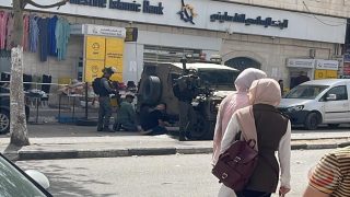 الاحتلال يعتقل مواطنا من محله التجاري في مدينة الخليل