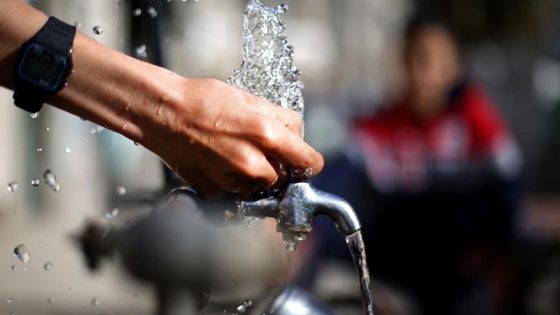 بعد انقطاع أسبوعين- إعادة ضخ مياه “ميكروت” لأحياء مدينة غزة