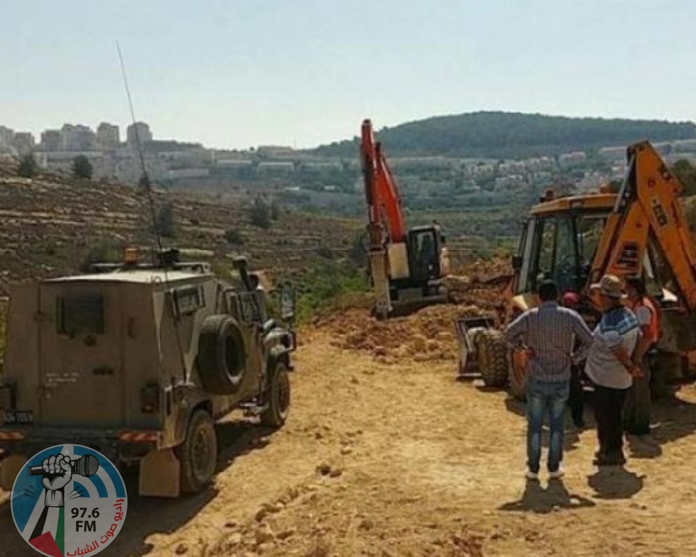 الاحتلال يشرع بشق طريق استعماري في الخضر جنوب بيت لحم