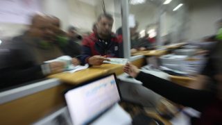 رئيس الوزراء يبحث سبل التغلب على اقتطاعات الاحتلال من أموال المقاصة