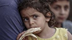 هآرتس: تجويع غزة بات سياسة معلنة تتباهى بها إسرائيل