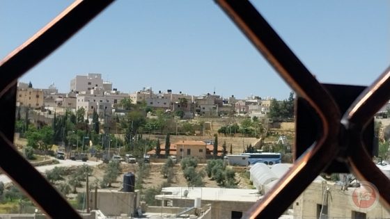مستوطنون يقتحمون بركة الكرمل الأثرية شرق يطا