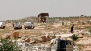 الاحتلال يهدم 3 منازل وبئر مياه وحظيرة اغنام في مسافر يطا