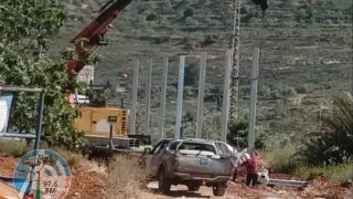مستعمرون يشقون شارعا وآخرون يسرقون مبلغا ماليا بمسافر يطا