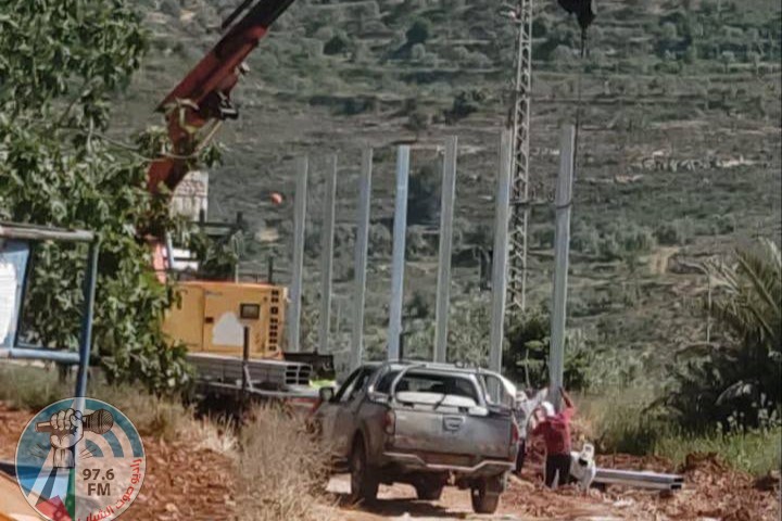 مستعمرون يشقون شارعا وآخرون يسرقون مبلغا ماليا بمسافر يطا