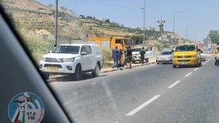مستعمر يهاجم مركبة تقل عددا من الطلبة جنوب الخليل