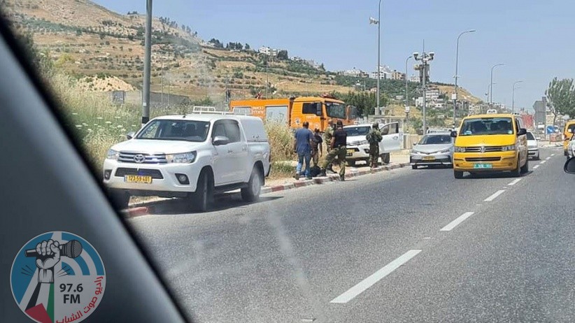 مستعمر يهاجم مركبة تقل عددا من الطلبة جنوب الخليل