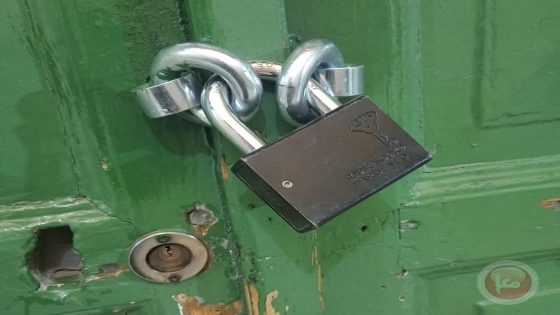 سابقة خطيرة.. الاحتلال يضع أقفالا على ابواب مقامات في الحرم الإبراهيمي الشريف