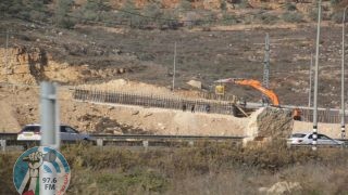 الاحتلال يشرع ببناء سياج شائك يعزل سنجل وترمسعيا عن الشارع الرئيسي