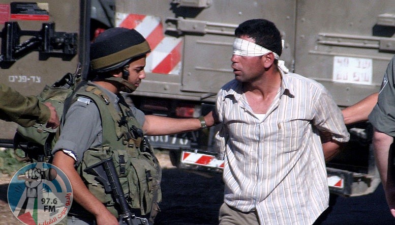 الاحتلال يعتقل مواطنا ونجله في بيتونيا