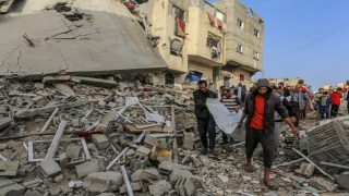 26 يوما لعودة الحرب: شهداء بالعشرات ونسف كبير للمنازل برفح