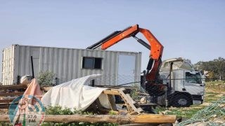 مستعمرون ينصبون "كرفانات" في قرية أم الخير بمسافر يطا