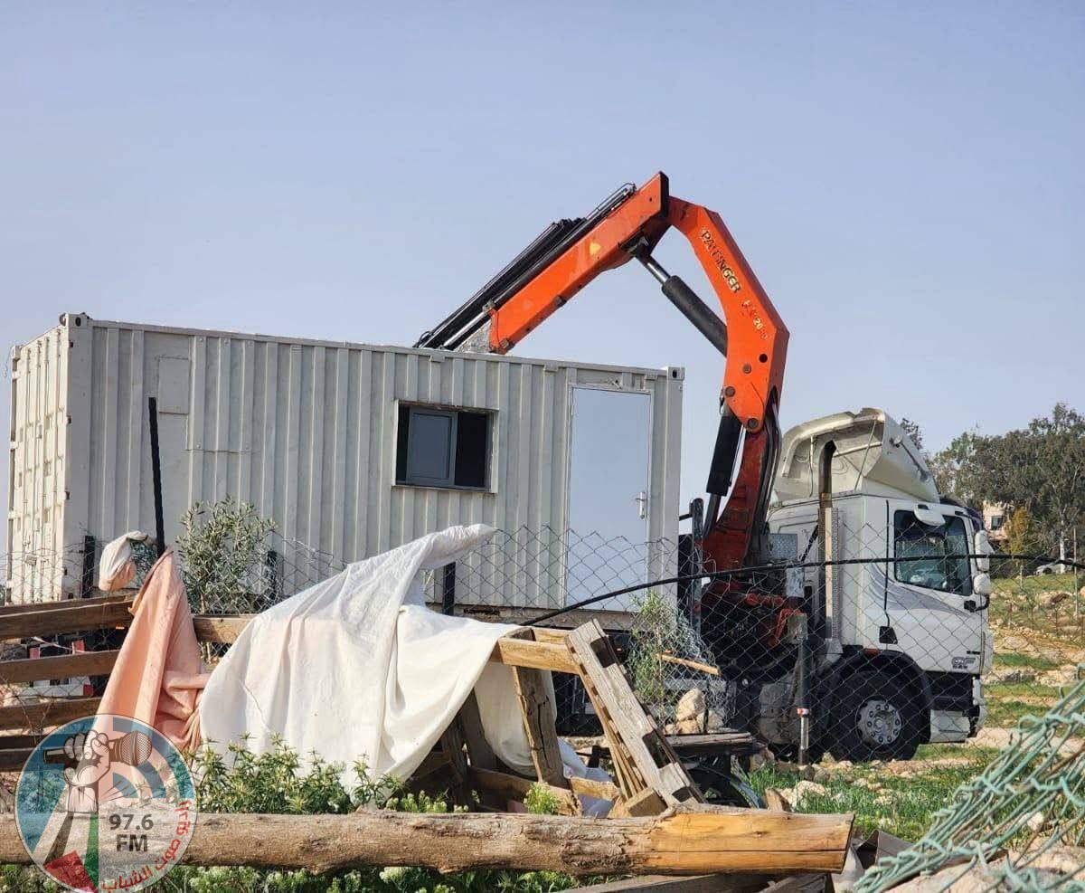 مستعمرون ينصبون "كرفانات" في قرية أم الخير بمسافر يطا