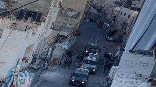 الاحتلال يعتقل 8 مواطنين من مخيم الفوار جنوب الخليل