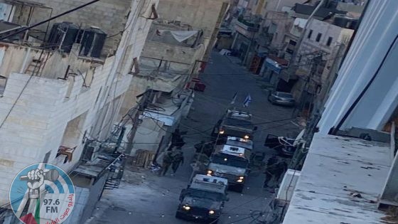 الاحتلال يعتقل 8 مواطنين من مخيم الفوار جنوب الخليل