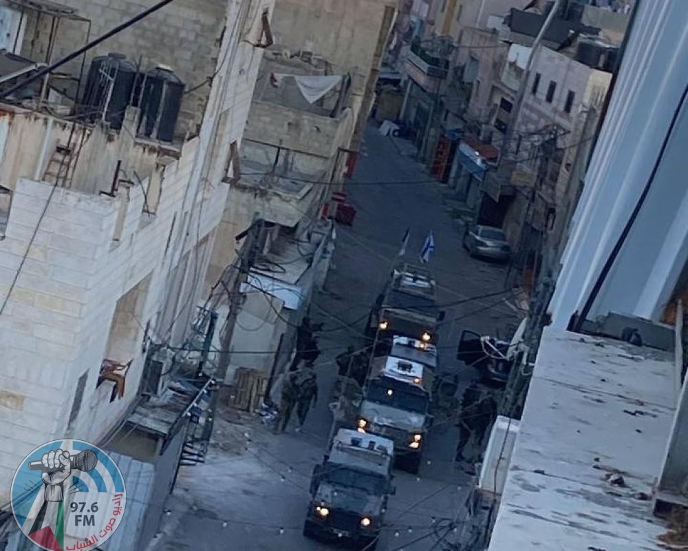 الاحتلال يعتقل 8 مواطنين من مخيم الفوار جنوب الخليل