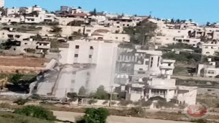 شاهد- قوات الاحتلال تهدم بناية سكنية في بيت أمر