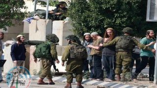 مستعمرون يسرقون أسطوانات غاز من أحد المنازل في رامين شرق طولكرم