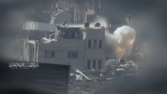 السرايا تبث مشاهد لاستهداف منزل تحصّن به جنود الاحتلال بحي التفاح