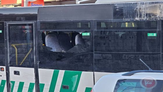 مستوطنون يهاجمون حافلة بالحجارة في حي الشيخ جراح
