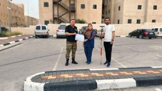 سلطة الاراضي في الخليل تسلم عدة تخصيصات للصالح العام