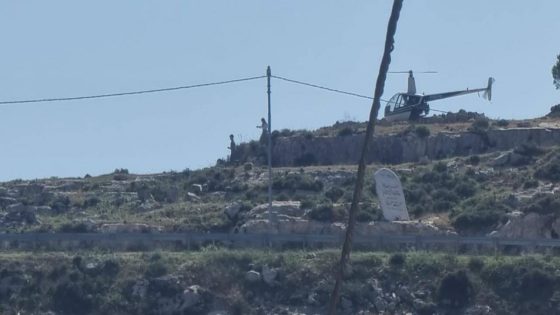 مستوطنون يشقون طريقا وآخرون يقتحمون جبل العرمة جنوب نابلس