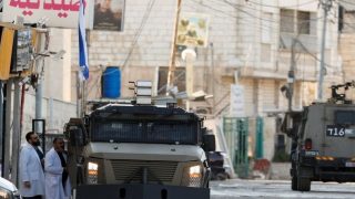 الاحتلال يقتحم قلقيلية ويخضع عددا من المواطنين للتحقيق الميداني