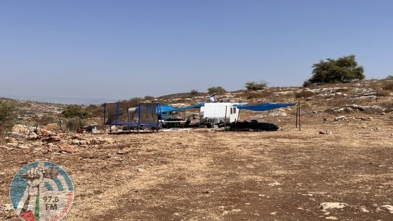 مستعمرون يجرفون أراضي المواطنين في قرية أم صفا شمال رام الله