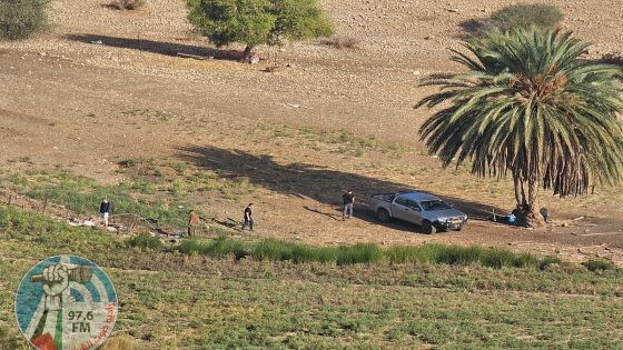 مستعمرون يسرقون صهريجي مياه في الأغوار الشمالية