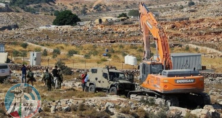 الاحتلال يخطر بهدم منشآت سكنية وحظائر في الأغوار الشمالية